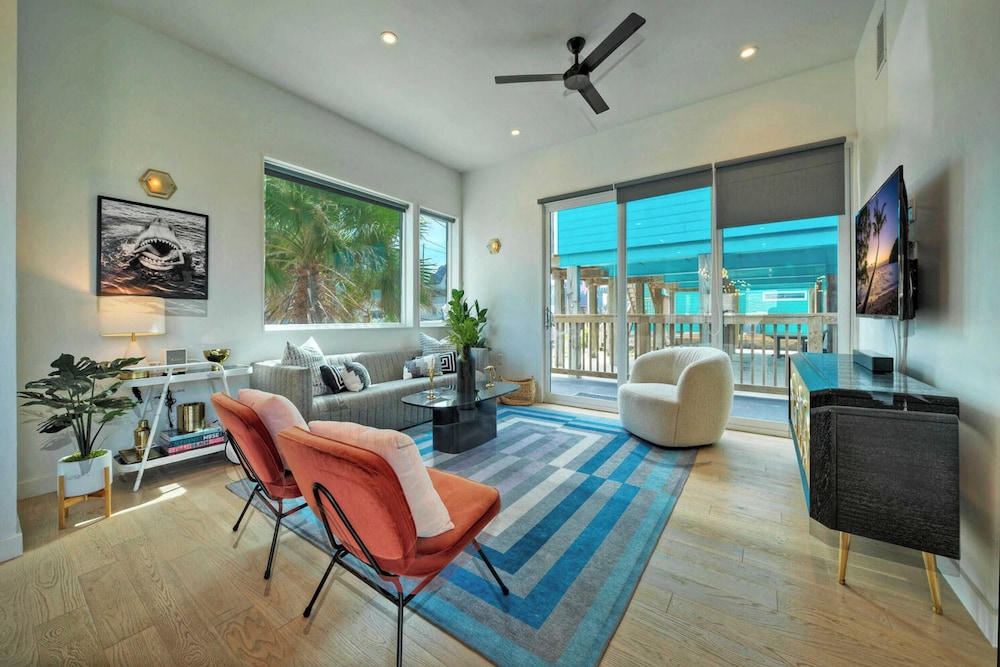 Sleeps 20 2 Modern Homes w/ Private Pool, Deck+patio 3-min Walk to the Beach