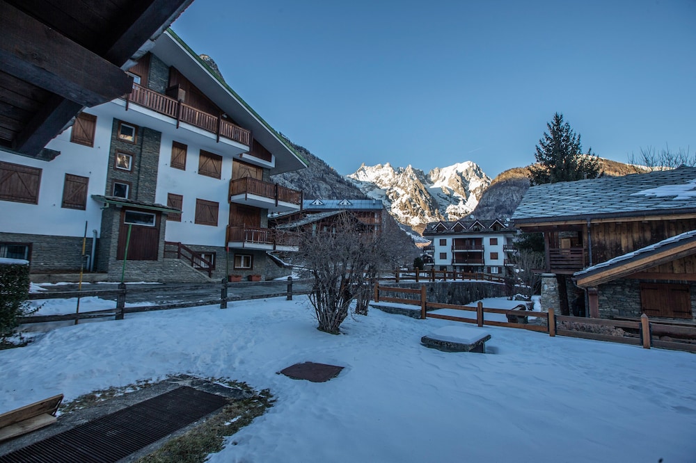 JOIVY Family Apartment, near Ski Lifts, In Courmayeur view 2