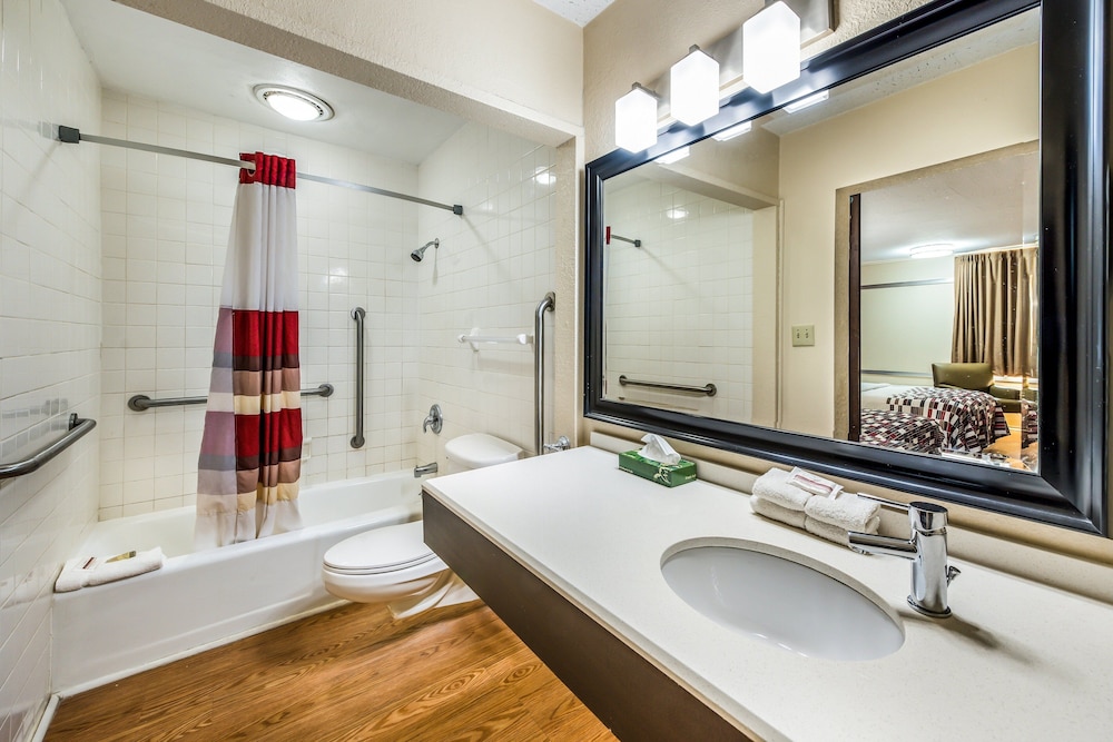 Red Roof Inn  Suites Wapakoneta - Property Image 12