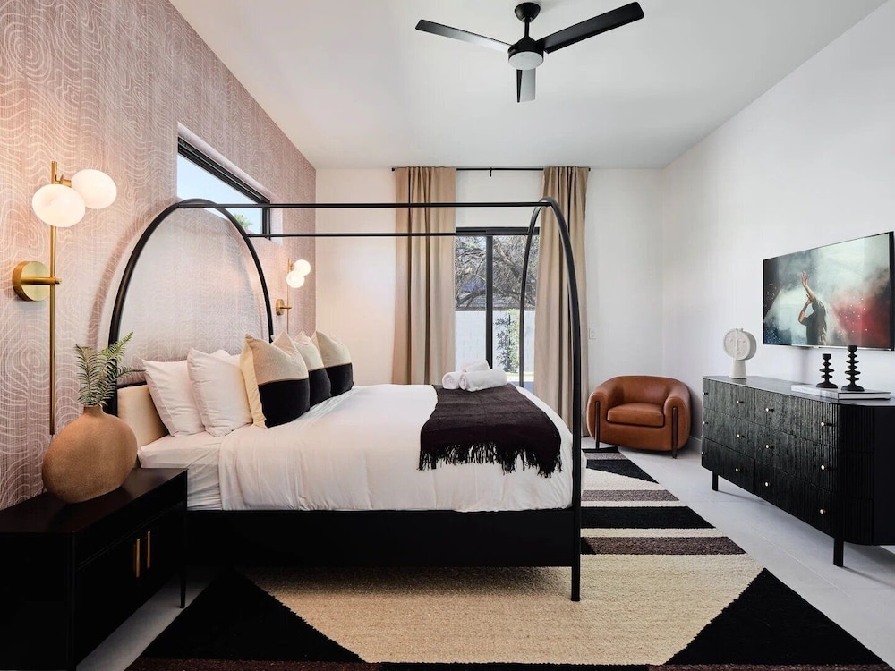 Luxe - Solstice Retreat - Heated Pools - 2 Homes