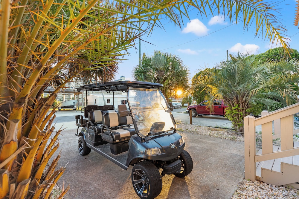 Just Beachy 3BR Dog-friendly Townhouse Near Beaches & Attractions!