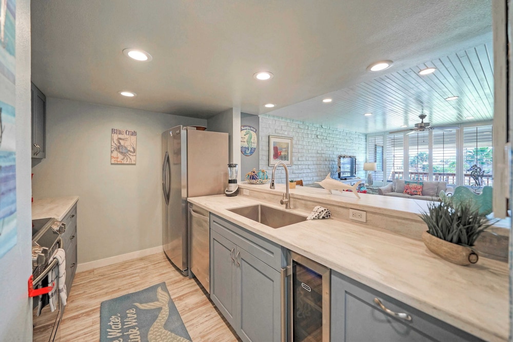 Pour Me a Vacation Mins to Beach, Community Pool+tennis Court, Private Balcony
