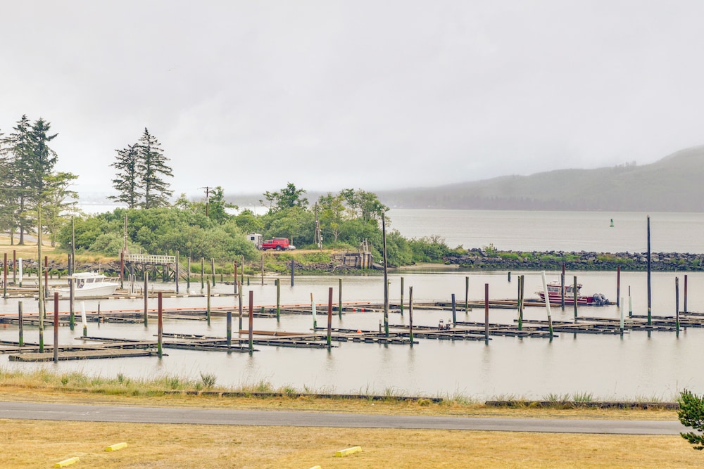 Columbia River Views: Spacious Hammond Getaway!