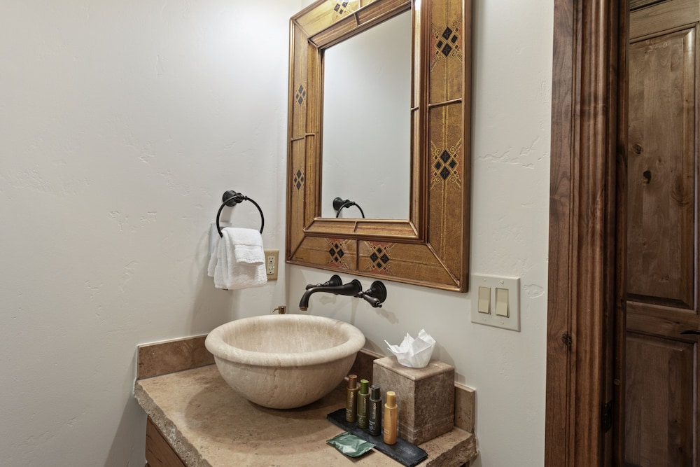 Grand Lodge - Four Bedroom #405 - Ski-in/ski-out 4 Condo