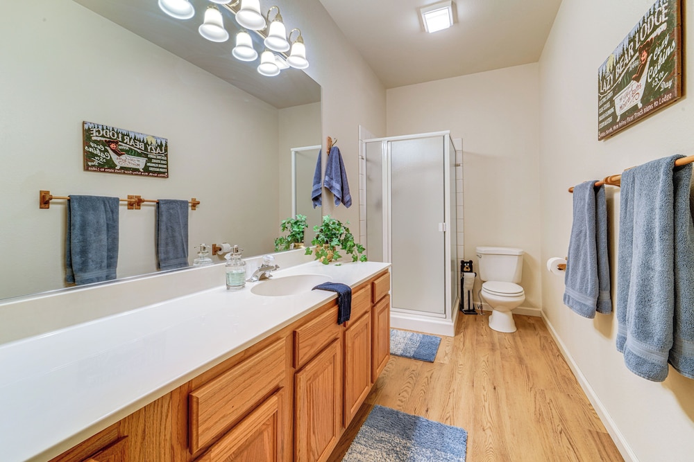 Golf & Mountain Views - Retreat in Clio