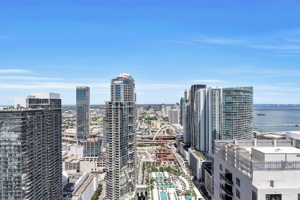 Luxury 1BR Penthouse, Bay & City Views Downtown