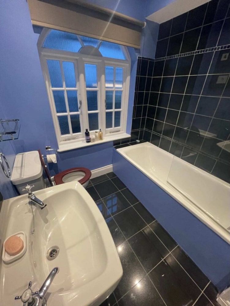 Expansive 4BD Home- 15 min From Buckingham Palace!