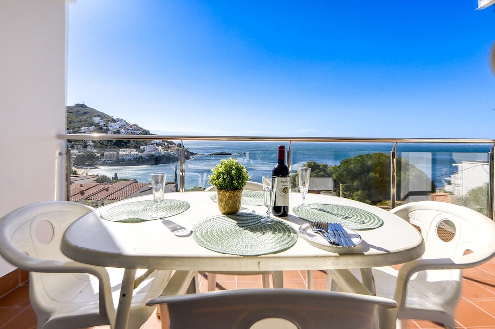 Apartment in Rosas Near Playa de Canyelles