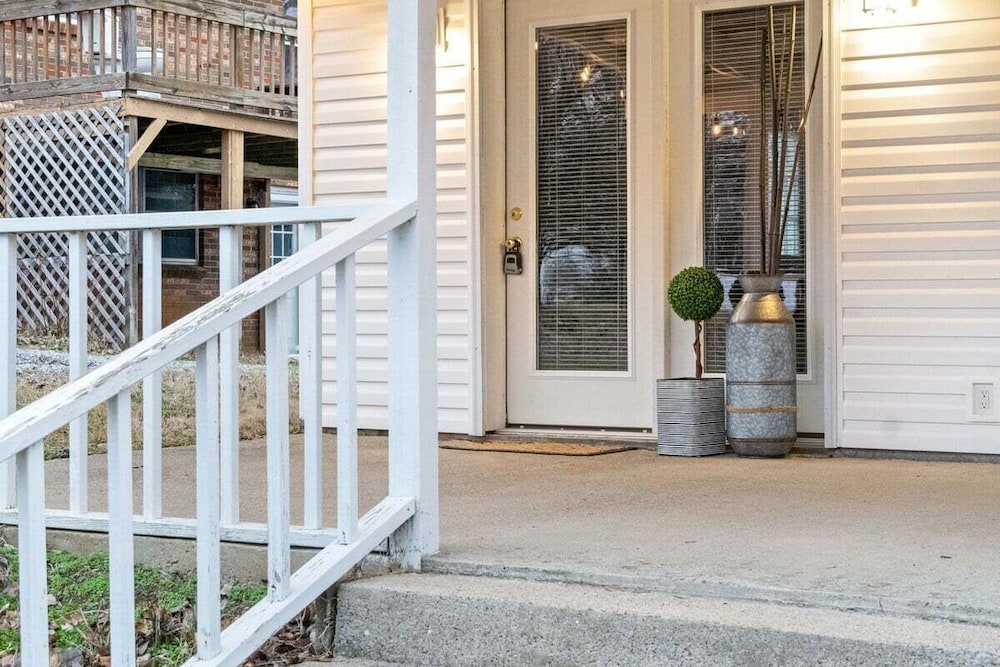 The Flat on Gratton - Lit Covered Outdoor Patio