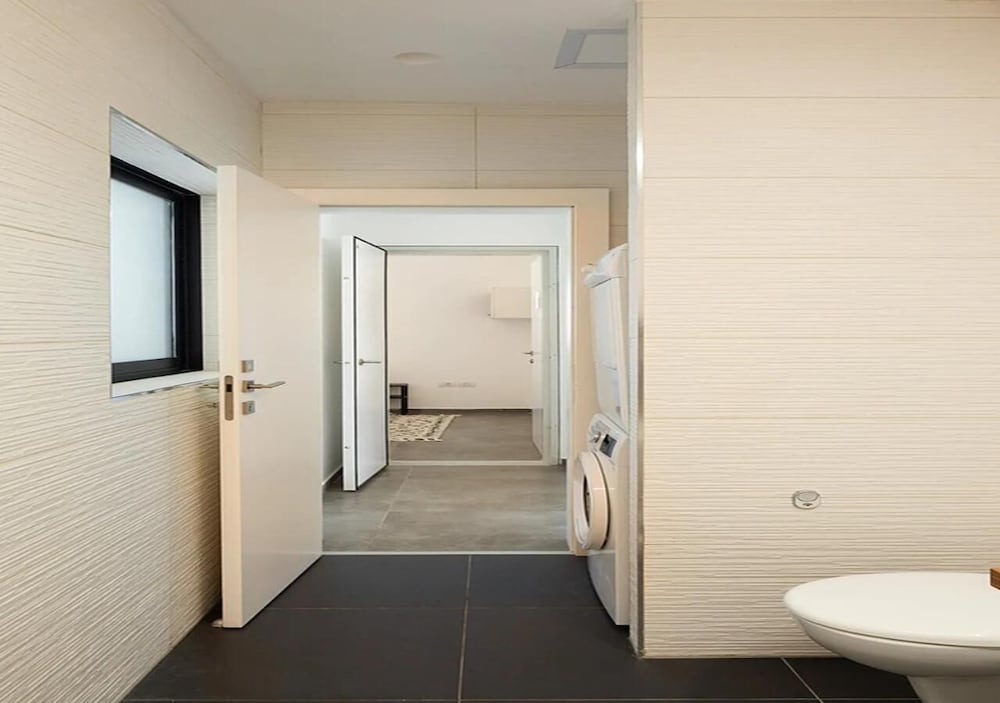 Luxury Penthouse on High Floor with Hot Tub view 5