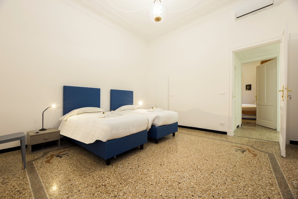 Airy 5BR Flat with Balcony - Old Town