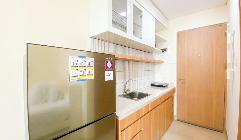 Comfortable And Modern Studio Apartment At B Residence
