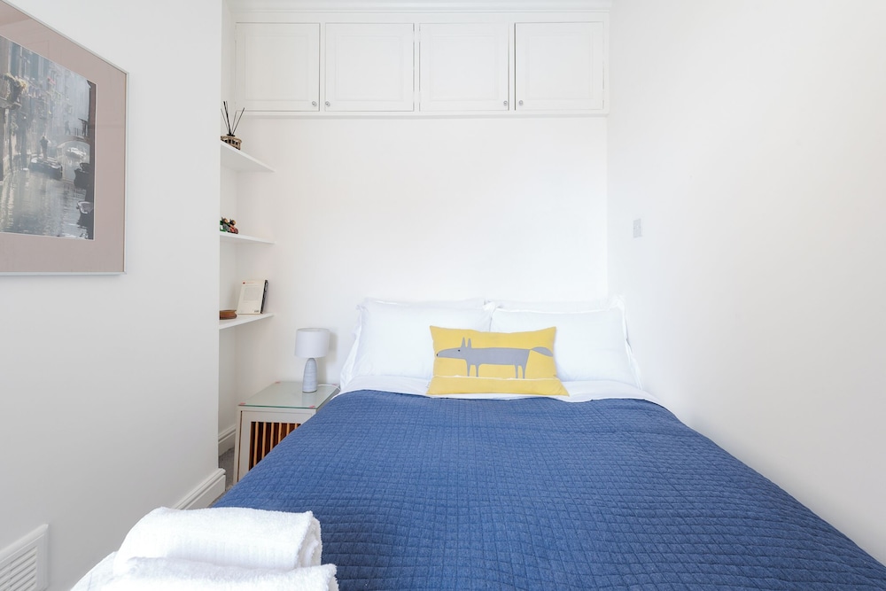 Bright two Bedroom Flat in Fashionable Fulham by Underthedoormat