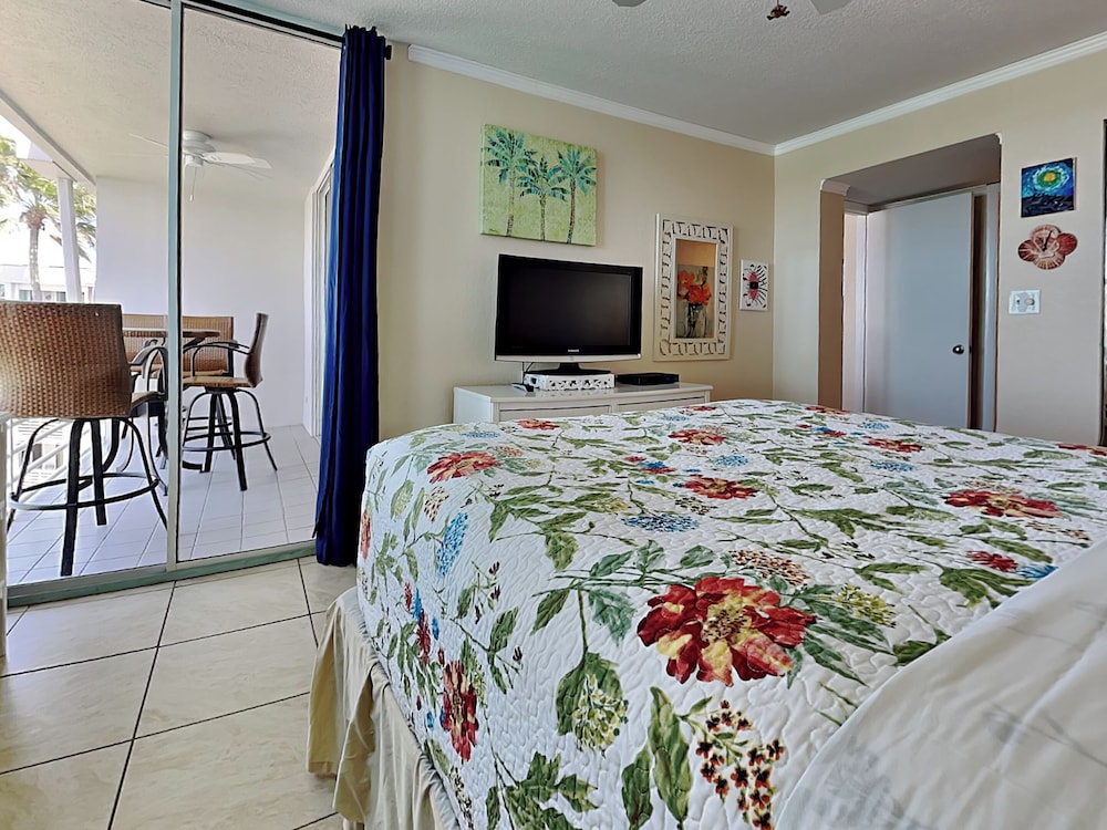 Bahia Vista 9-521 by Distinctive Beach Rentals