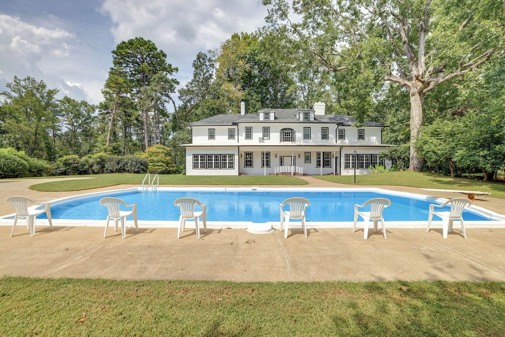 Home on Sprawling Estate, 6 Mi to Dtwn Spartanburg