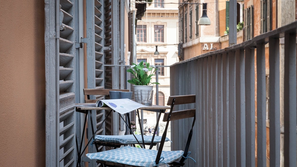 Rental in Rome Arenula Balcony