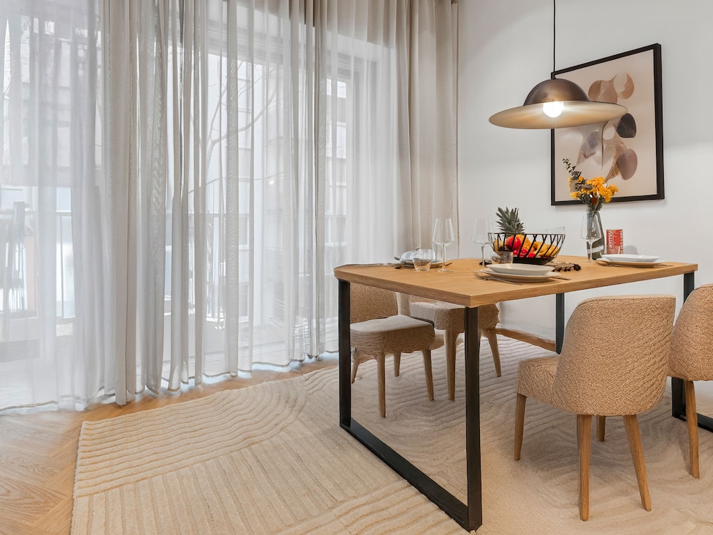 Living No. 5 by GT7 Hospitality