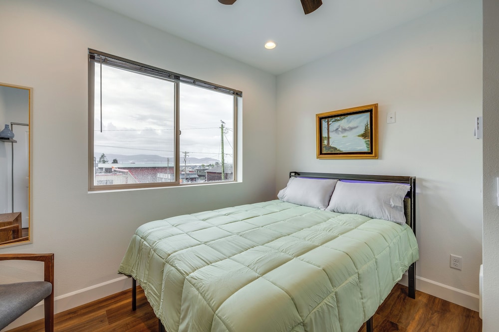 Walk to Marina: Tillamook Bay Apt w/ Water Views!