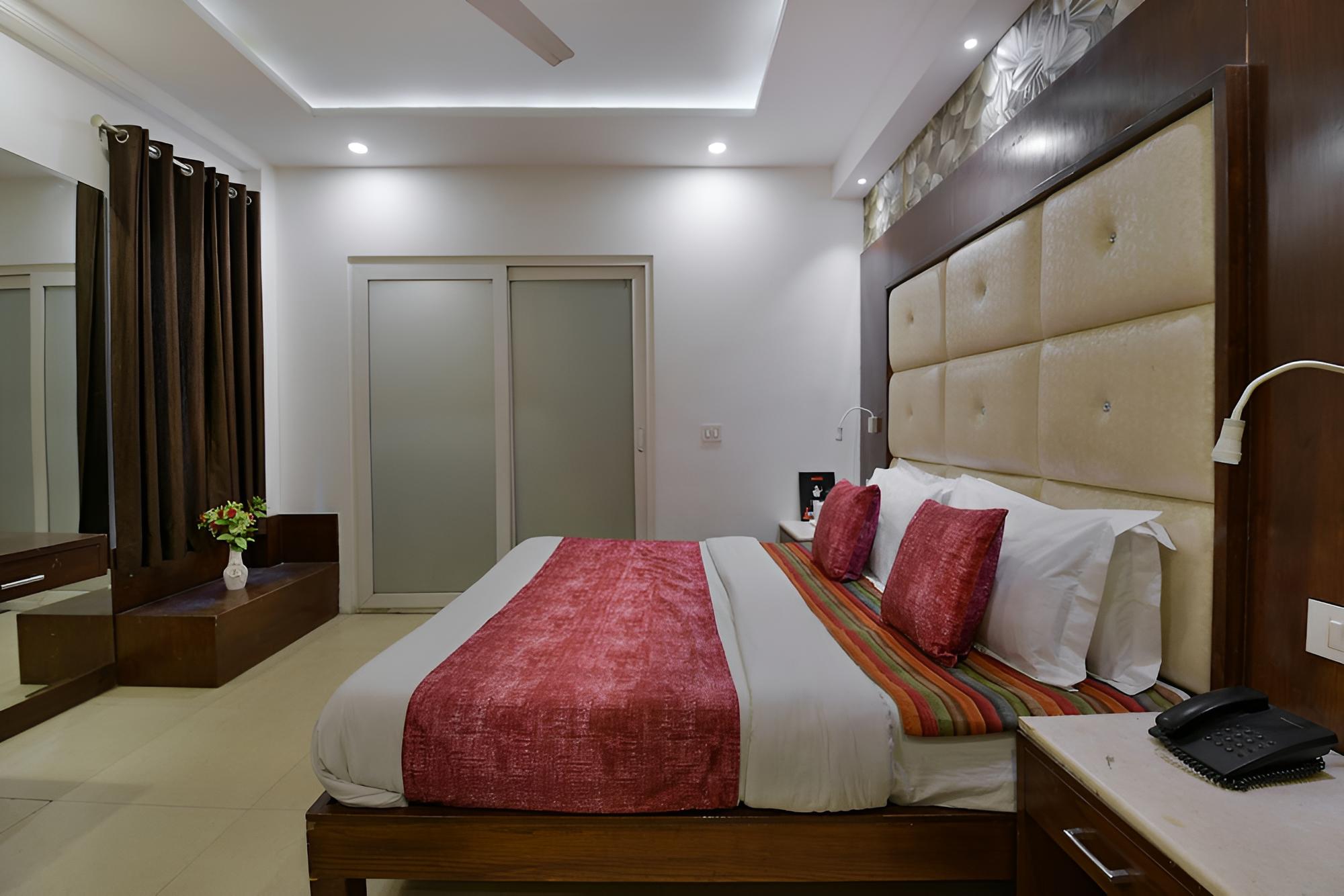 Hotel Yuvraj Deluxe New Delhi Railway station view 2