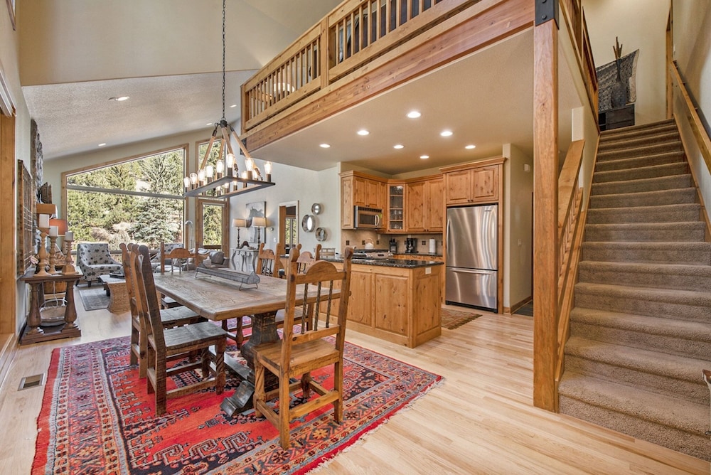 Fall River Retreat - Monthly Long-term Vacation Rental 3 Bedroom Townhouse by RedAwning