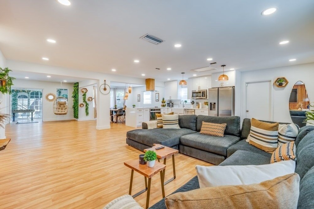 Fox Garden Luxury Boho Near Downtown & Beach 4 Bedroom Home