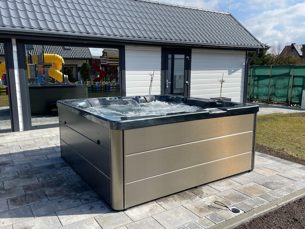 Holiday Homes Near the Beach, Sauna, Jacuzzi