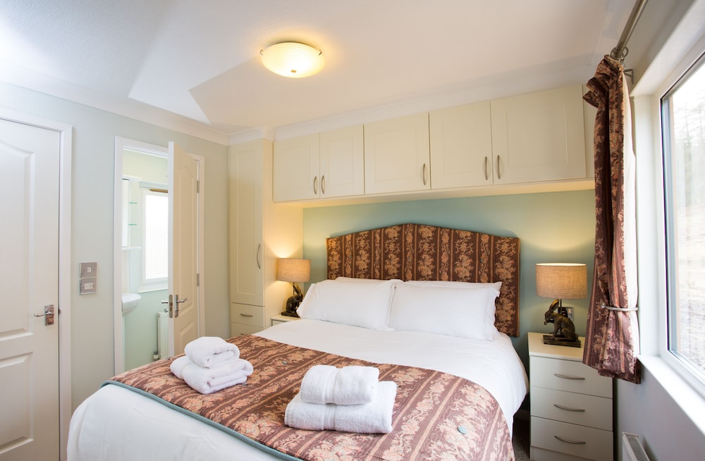 2-bed Cottage With Hot Tub at Loch Achilty, Nc500 view 3