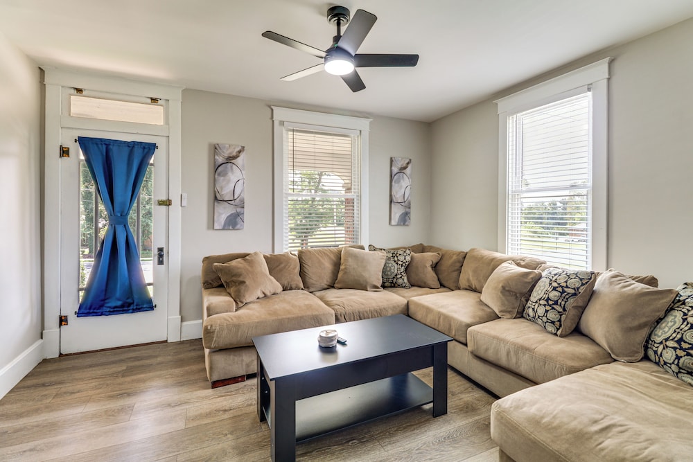 14 Mi to St Louis: Dog-friendly Columbia Home