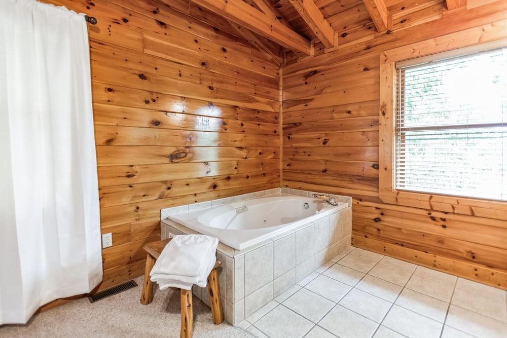 Summit View Way Resort Cabin w Hot Tub Deck w Views Pool Table