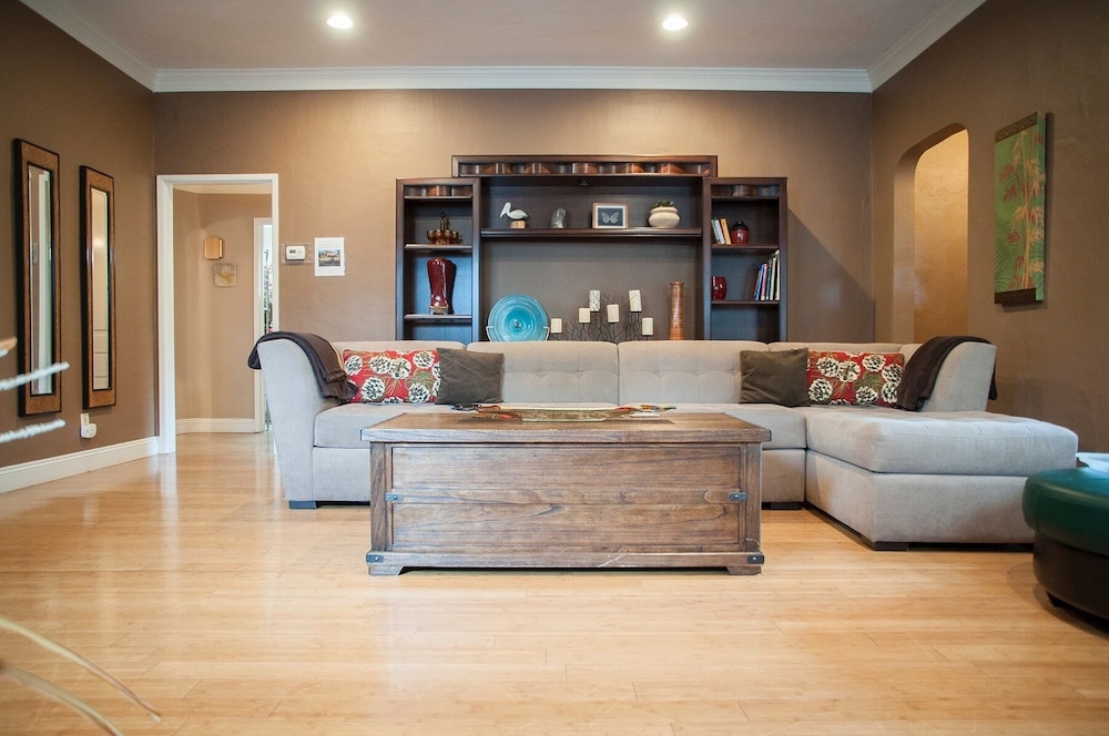 Large Groups Sequoia Park, CA Coast Wineries, Skiing. Enjoy Fire Pit, Hot Tub, Outdoor Kitchen