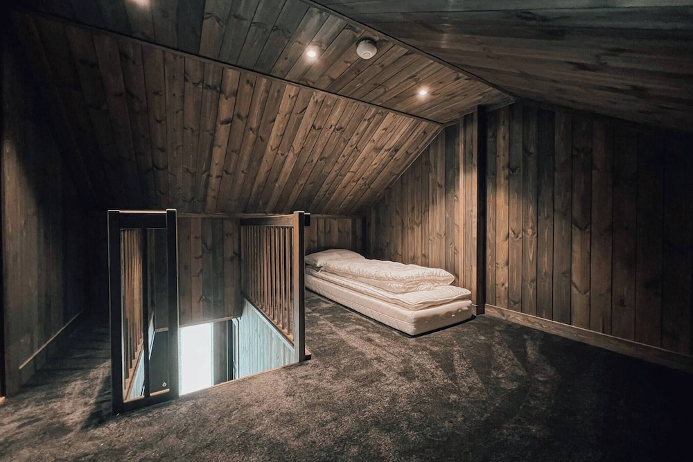 Modern Mountain Cabin - Outdoor Hot Tub - 8 Beds