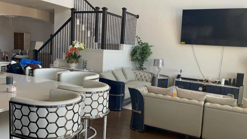 Spacious 2Br w/ Fireplace - Sleeps 4 - Bbq - Lake