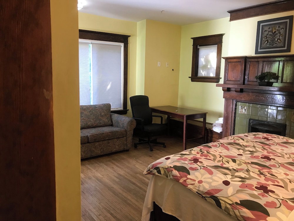 West Broadway guesthouse