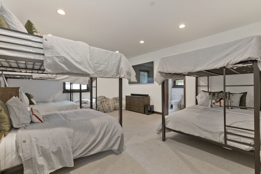 Gray Bear #86 4 Bedroom Home by RedAwning view 2