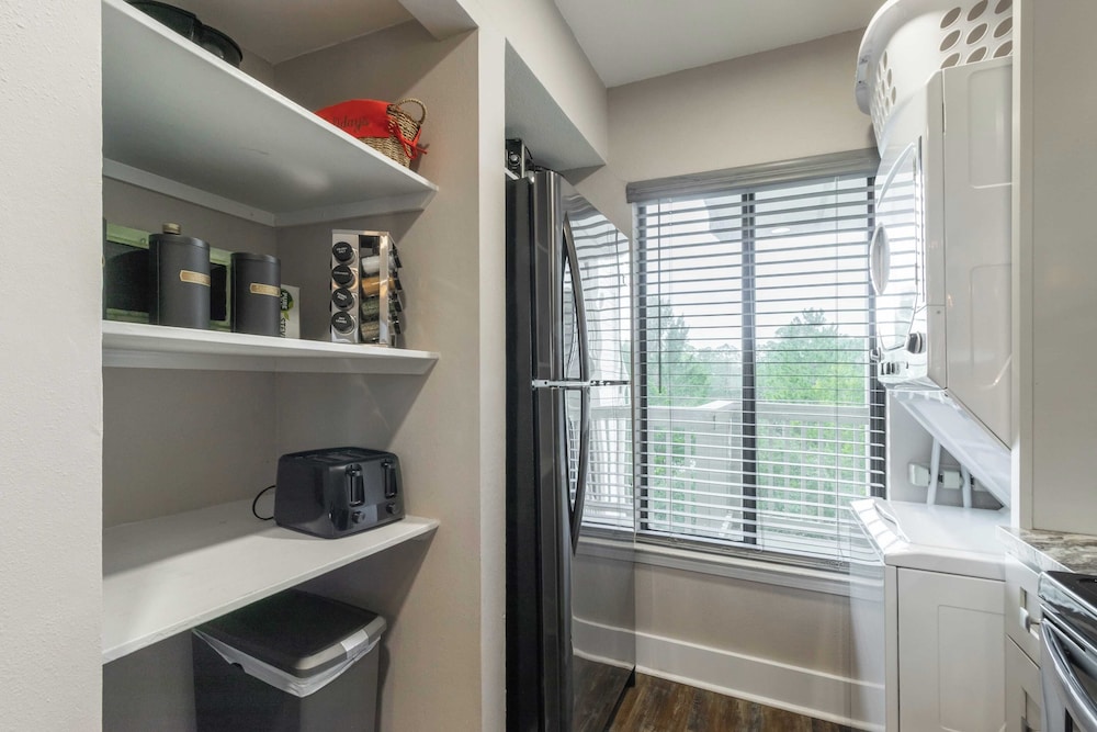 2 Condos, Steps to the Beach Pool+hot Tub, Balcony Lounge Triton & Sea Haven