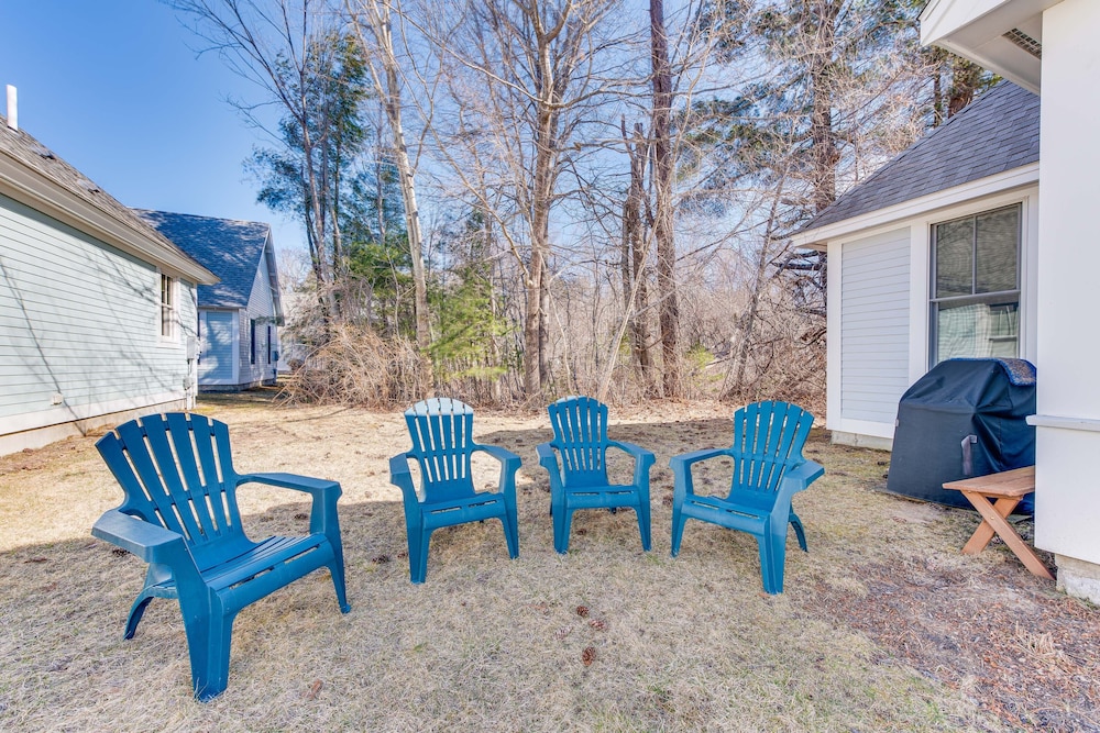 Cozy Wells Cottage w/ Pool Access: 1 Mi to Beach!