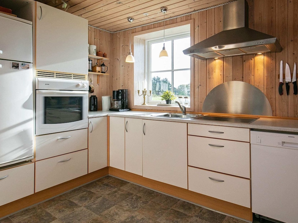 Cozy Seaside Cottage Escape-by Traum view 5