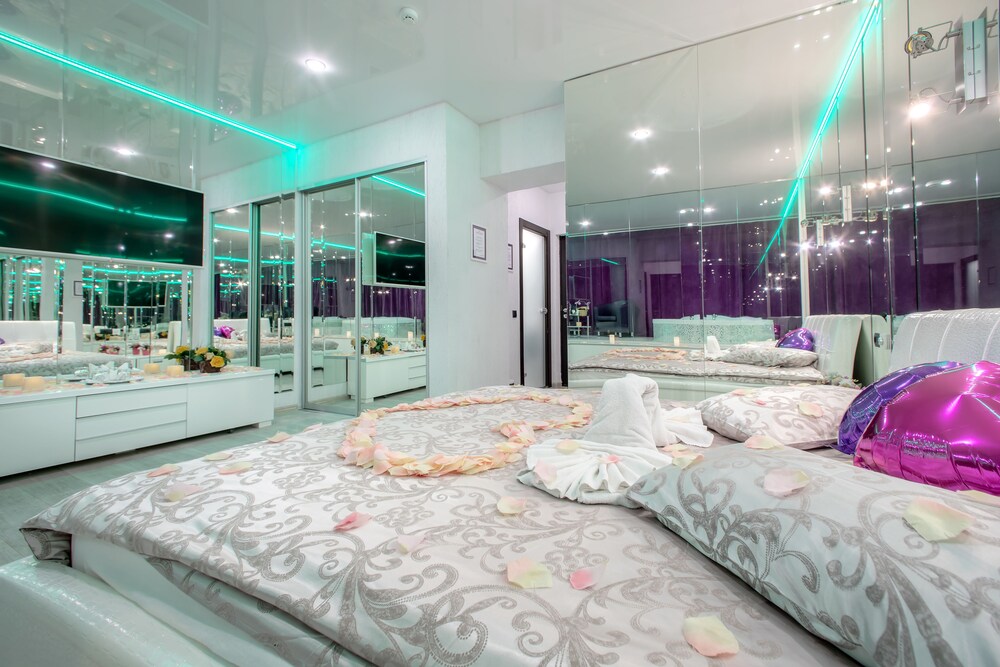 Alex Hotel on Muzhestva