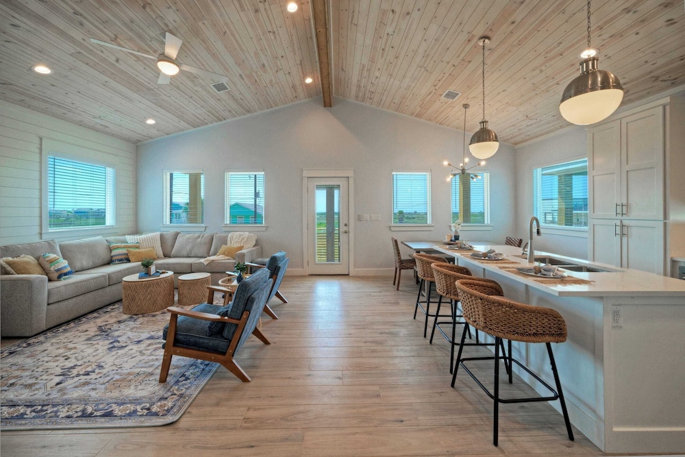 Deja Blue Coastal Retreat w/ Pool, Firepit, BBQ & Outdoor TV Lounge