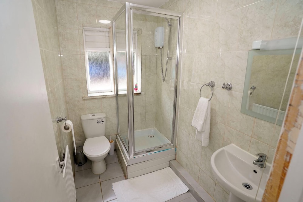 Horley Vacations - Gatwick Birchwood Lodge - Property Image 3