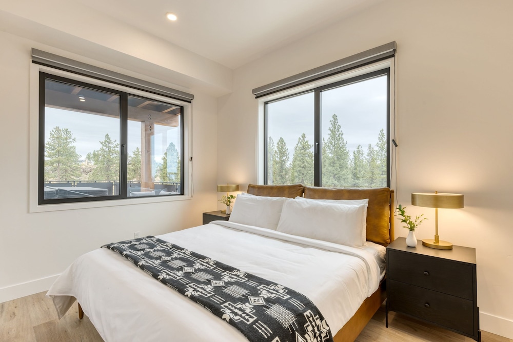 1216 Skyline Ranch 200 Private Hot Tub w View Premier Downtown Location