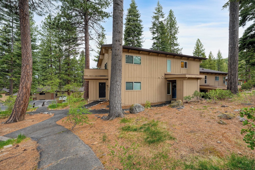 Ski Way by Avantstay Cozy Tahoe Home w/ Fireplace & Balcony