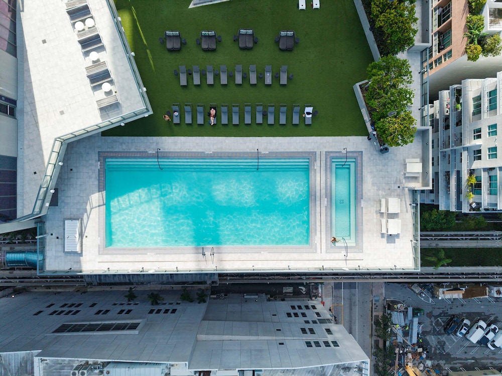 CBD Luxepad 2b2b With City Bay Views Gym Lounge