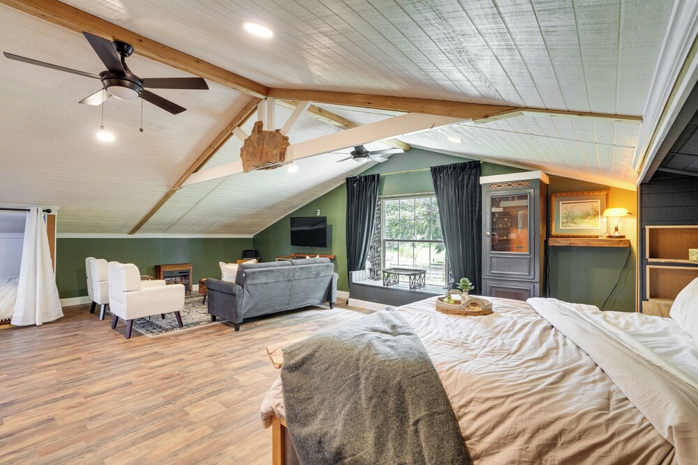 Cozy Altoona Studio w/ Fire Pit: Farm On-site!