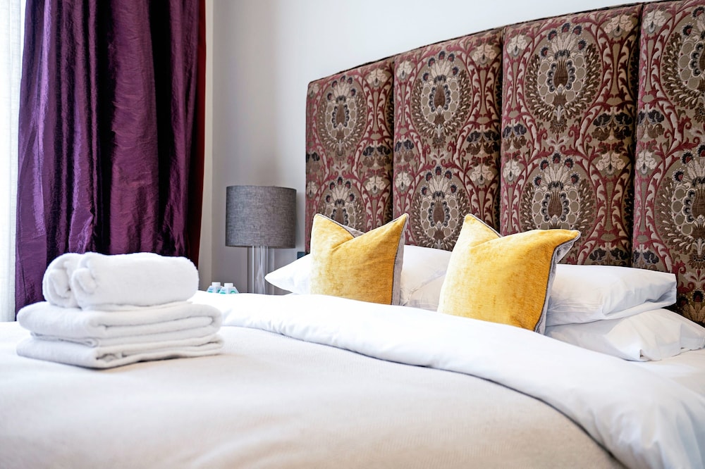 The Artists Hideaway-2 bed Mezzanine in Paddington - by Out of Office Lifestyle