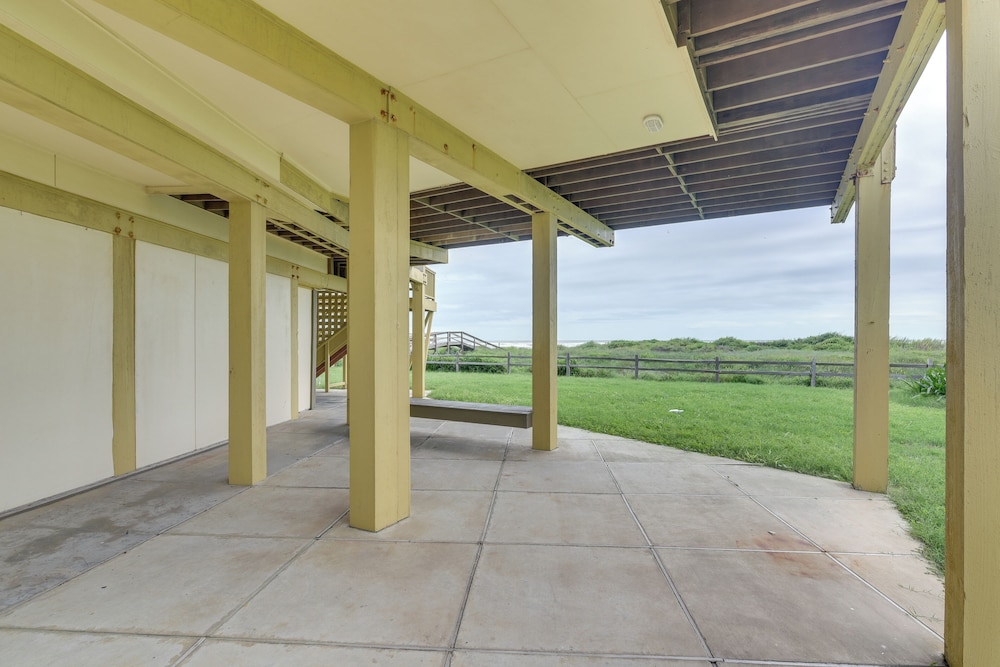 Oceanfront Home w/ Beach Access in Galveston
