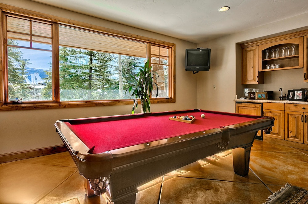 Telemark Luxury Retreat by Avantstay Stunning Views w Hot Tub Theatre Room and Pool Table