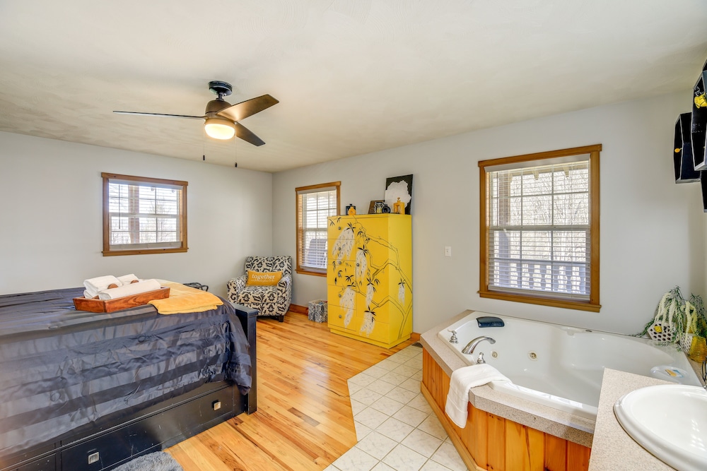 Tranquil Mountain Getaway in Troutdale: Game Room! view 2