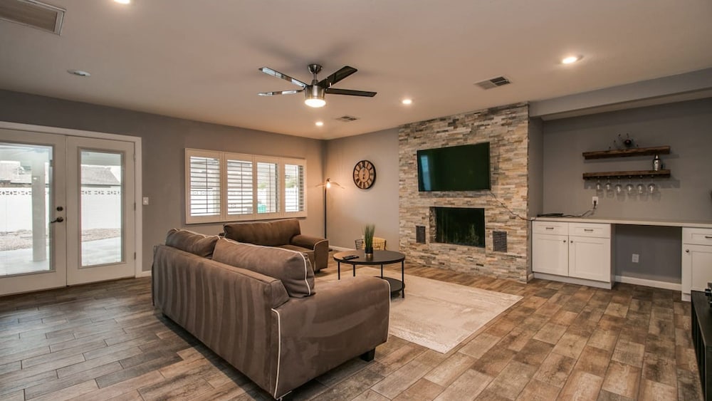 Modern Chic Old Town Scottsdale Home W/pool & Gym!