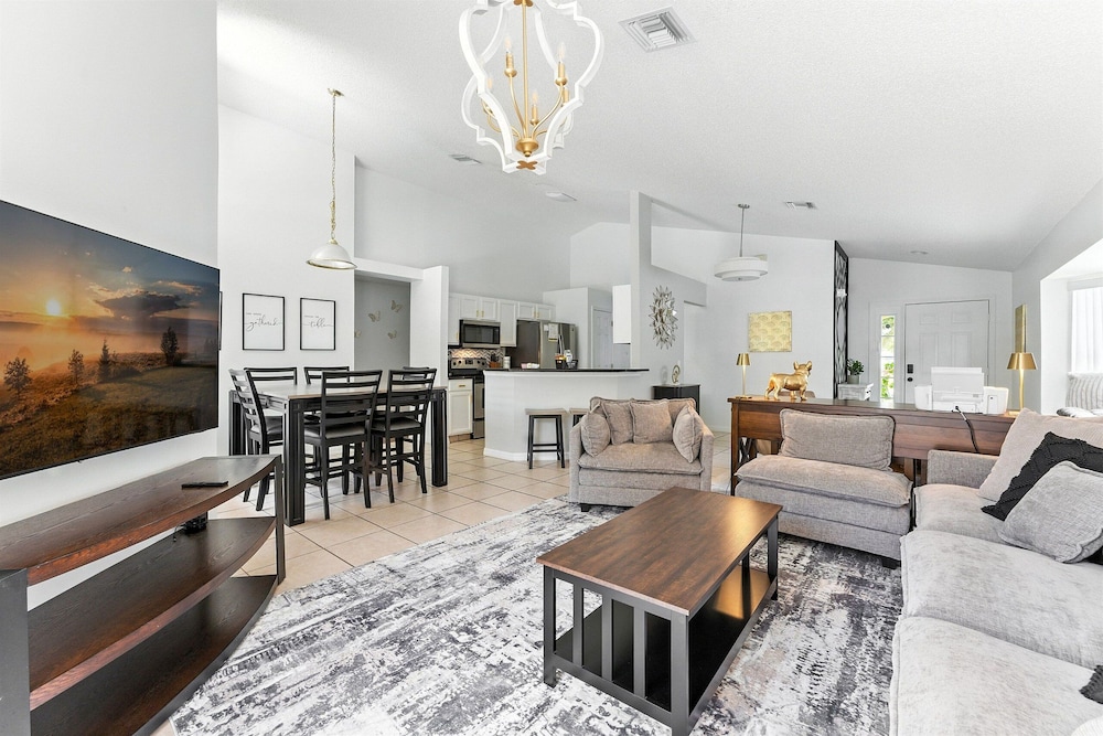 Carpet-free 4BR w/ Pool, 2 Master Bds, Near Disney